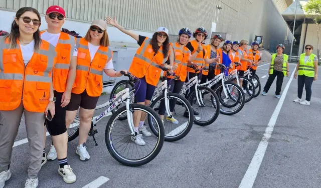 İzmir'de öğrenmenin yaşı yok: Kadınlar özgürlüğe pedal çeviriyor