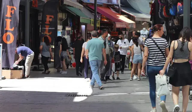 Kemeraltı'da bayram yoğunluğu: Kiloyla satıyorduk, şimdi gramla