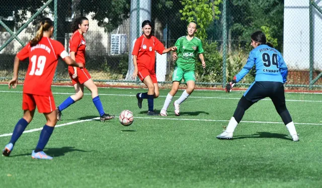 İzmir'de düdük bu kez kızlar için çaldı: Kız Futbol Ligi başladı