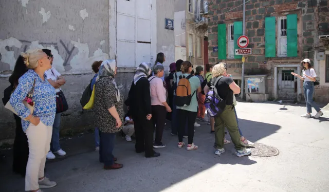 Konak'ta kent kültürü tanıtılıyor: Tarih gezilerine yoğun ilgi