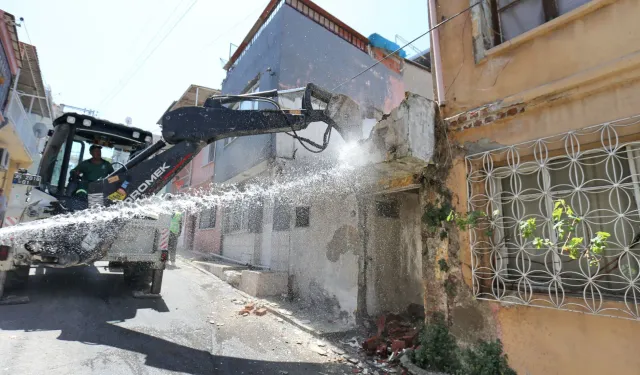 İzmir'deki en büyük tehlikelerden: Konak'ın metruk binaları yıkılıyor