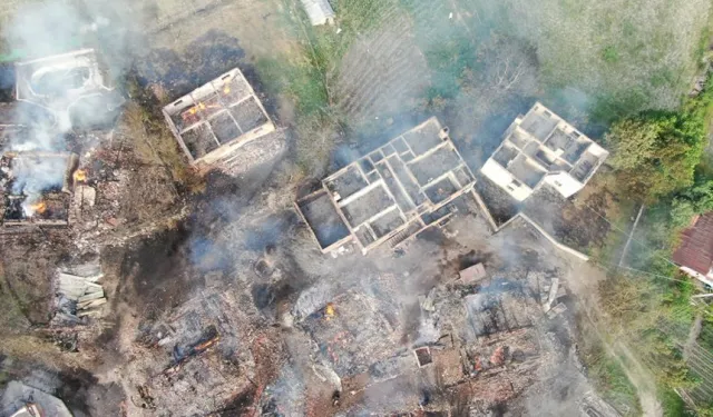 Bir köy yangın ile yok oldu: Harabeye dönen evler havadan görüntülendi