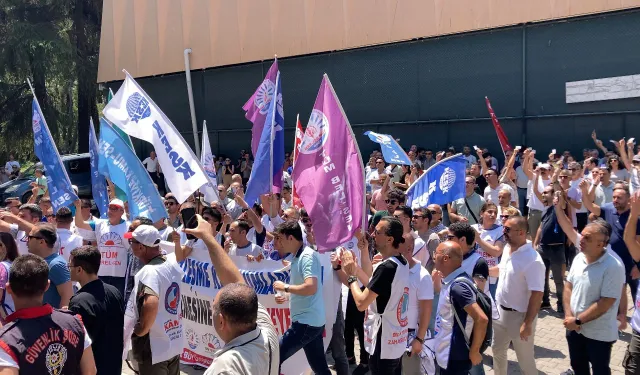 Memurlar Tugay’ın makamı önünde toplandı: Çocuklarımızın okul harçlığı olan ücretleri verin