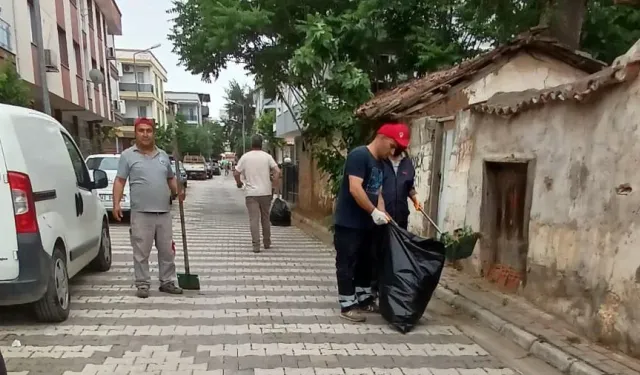 Menderes Belediyesi’nde yol temizliği: Yoğun çalışmamız devam edecek