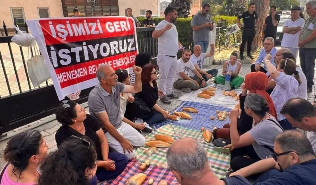 Menemen'de işçi eylemi sürüyor: Kuru ekmek ve soğanlı protesto