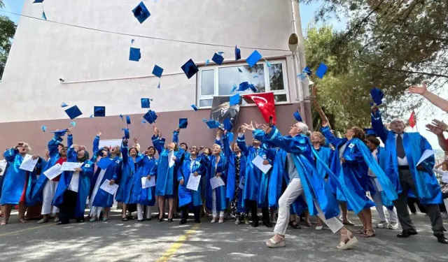 Aynı okulda öğretmenlik yapmış olan var: 3. Yaş Üniversitesi'nde mezuniyet sevinci