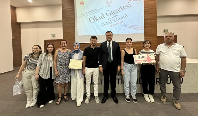 İzmir'de Okul Gazetesi çıkaran liseliler ödüllendirildi