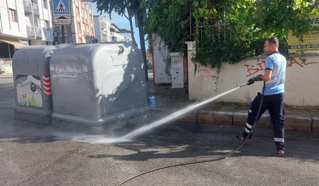 Onlara tatil yok: Karabağlar’da temizlik mesaisi