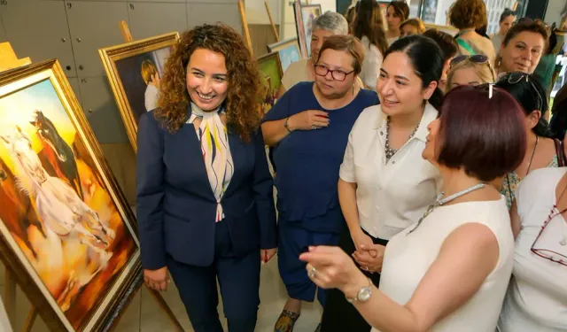 Profesyonelleri aratmadılar: Bayraklılı kursiyerlerden yıl sonu gösterimi