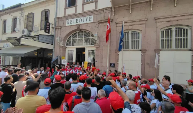 Sendikalar İzmir Büyükşehir'in kapısına dayandı: Elinizi vicdanınıza koyun