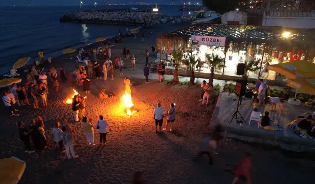 Şezlong ve şemsiyeler ücretsiz: Güzelbahçe'de plaj kafe yeniden hizmette