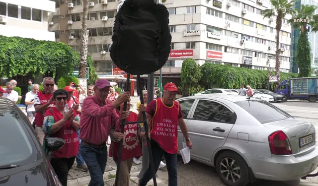 İzmir'de emeklilerden siyah çelenkli ikramiye tepkisi