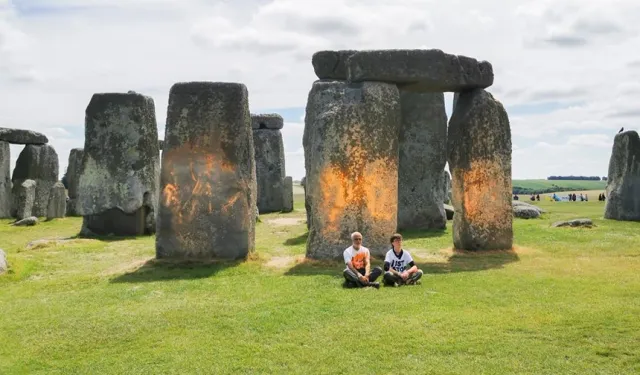 Stonehenge Anıtına turuncu boya ile saldırı