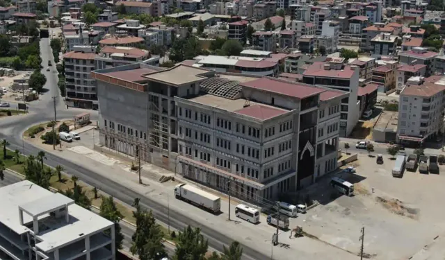 İzmir'de tamamlanmayan belediye binası hırsızlar tarafından talan edildi