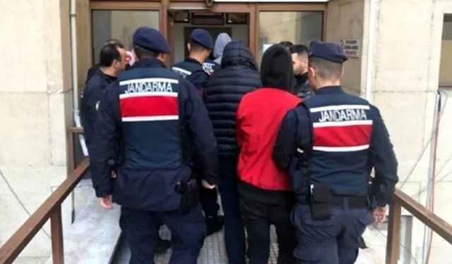 Afyon'da bıçaklı kavga: 1'i polis 3 kişi yaralandı