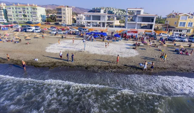 İzmir'in ilk mavi bayraklı plajı: Merkezi konumuyla dikkat çekiyor