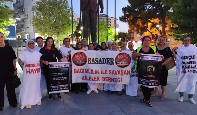 İzmir'de annelerden uyuşturucu protestosu: Beyaz kefenlerle sessiz çığlık