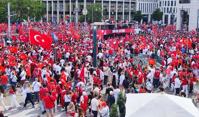 Berlin'de Türkiye coşkusu: Her yer kırmızı beyaz