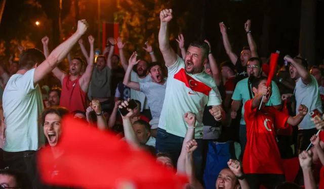 Tüm Buca omuz omuza: Milli maç heyecanı dev ekranda yaşanacak