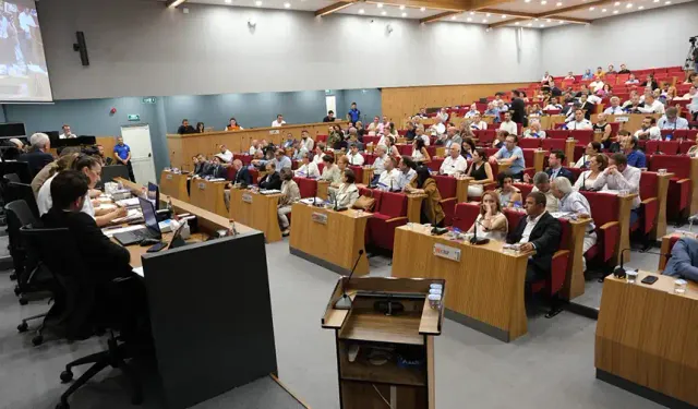 Büyükşehir Meclisi’nde gündem Karşıyaka Belediyesi ve Şehir Tiyatroları!