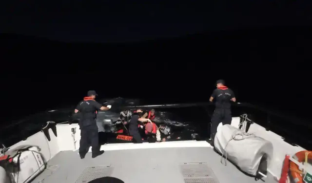 Çeşme açıklarındaki adada mahsur kalan 24 düzensiz göçmen kurtarıldı