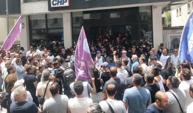 İzmir Büyükşehir memurları iş bıraktı: CHP binası önünde eylem