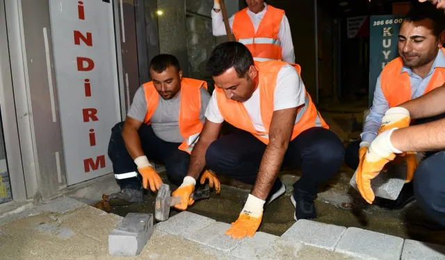 İzmirli başkan belediye personeliyle birlikte sahaya indi, taş döşedi