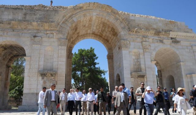 Dünya tarihine ışık tutacak: Anavarza antik kentinde ilk kazma vuruldu