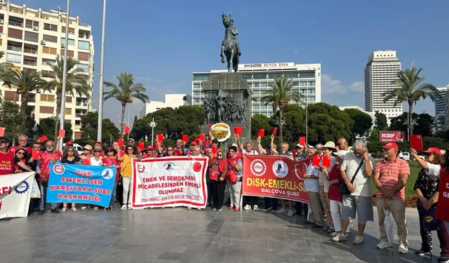 İzmir’de emeklilerden hükümete tepki: Kırmızı kart gösterdiler