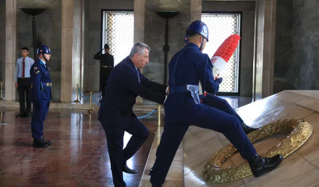 Başkan Günay Anıtkabir'i ziyaret etti: Gösterdiğin hedefe usanmadan yürüyoruz