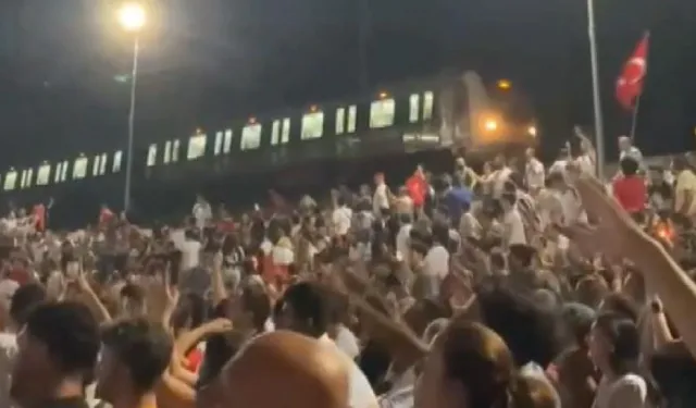 Milli heyecanın önüne geçemedi: Treni durdurup maçı izledi