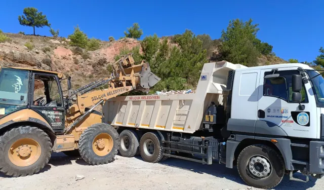 Efes Selçuk'a derin bir nefes: Moloz yığınları ortadan kaldırıldı