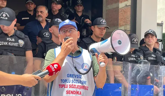 İzmir Büyükşehir emekçileri iş bıraktı: Haklarımızı sizin iki dudağınızın arasına sıkıştırmayacağız
