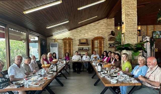 İzmir'de anlamlı kahvaltı: Karşıyakalı iş kadınları huzurevi sakinleri ile buluştu