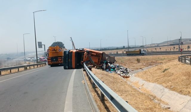 İzmir'de dikkatsizliğin bedeli ağır oldu: Atık taşıyan çekici devrildi