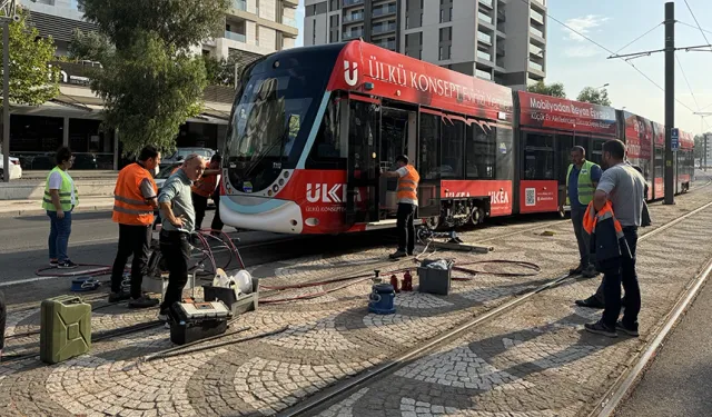 İzmir'de tramvay yoldan çıktı