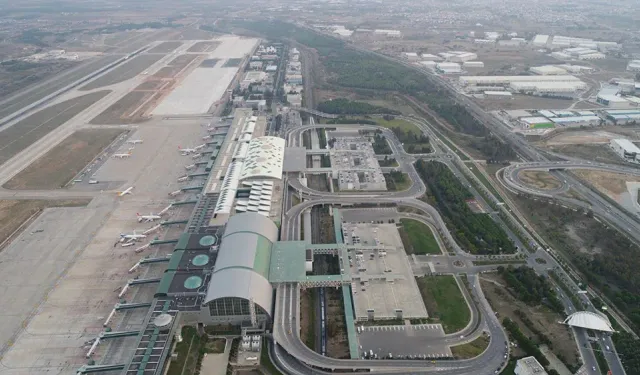 İzmir'deki yangın, uçuşları aksattı: Havalimanına inişler durduruldu