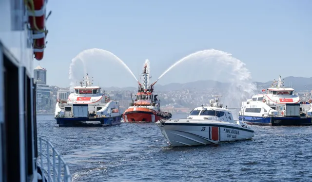 İzmir'de Kabotaj Bayramı coşkusu: Körfezde renkli görüntüler