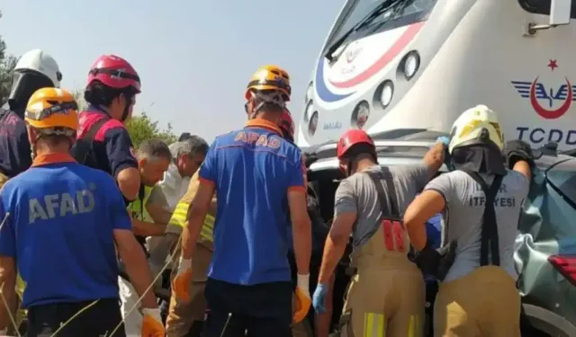 İzmir'de yolcu treni otomobile çarptı: 3 kişi öldü