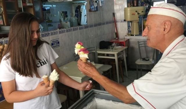 İzmir'in 56 yıllık dondurmacısı: Koruk suyundan dondurma yapıyor