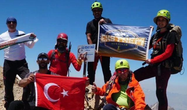 İzmirli dağcılardan büyük başarı: Türkiye'nin en yüksek ikinci zirvesine tırmandılar