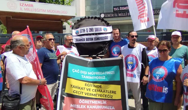 İzmir'de öğretmenlerden siyah çelenkli protesto: Meslek kanunu dediniz, ihanet ettiniz!