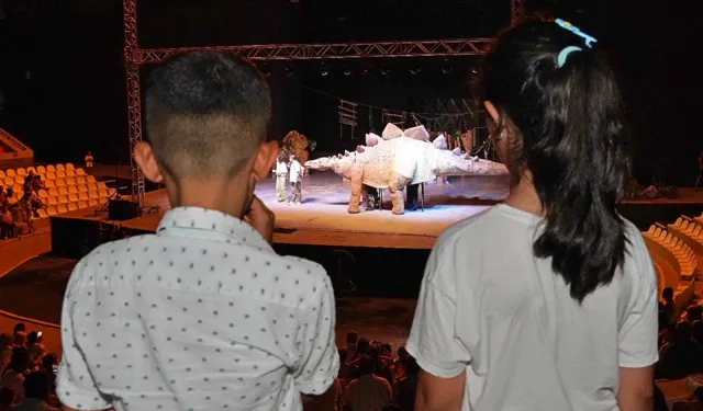 Kadifekaleli çocuklar Efsane Dinozorlar gösterisini izledi: Etkinliklerimiz devam edecek