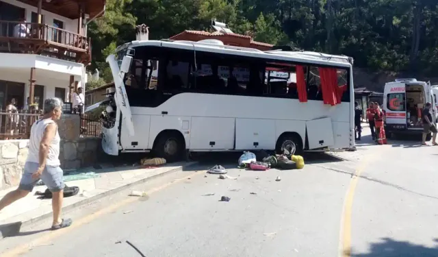 Muğla'da tur otobüsü kaza yaptı:  O anlar saniye saniye görüntülendi