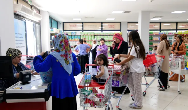 İzmir'de ihtiyaç sahiplerine destek: Kent Market kapılarını açtı