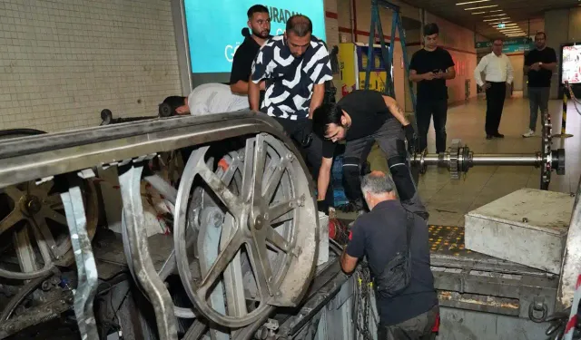 İzmir metroda çalışmalar başladı: Yürüyen merdivenlere bakım