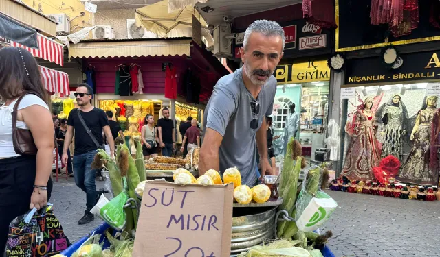 Kemeraltı Çarşısı'nda bir mısırcı: Paran yoksa bedava