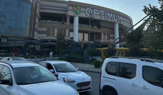 İzmir Optimum AVM'de faciadan dönüldü: Tavan kalıbı otomobilin üzerine düştü