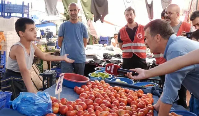 Pazarda tezgahtarlık yapan çocuk, Erkan Baş’a dert yandı: Eve ekmek parası götürüyorum