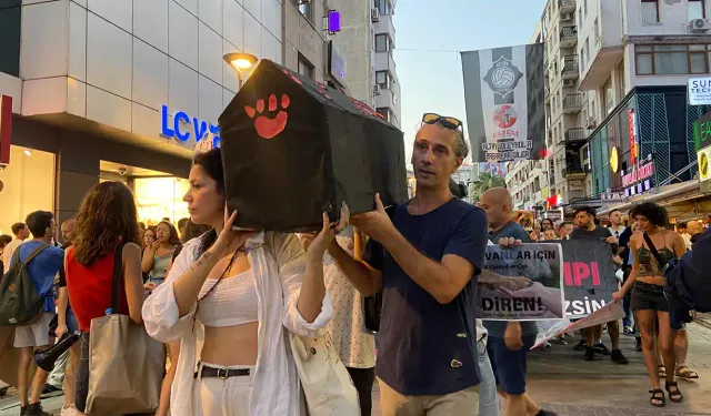 İzmir Alsancak'ta AKP'nin sokak hayvanları yasasına karşı siyah tabutlu eylem